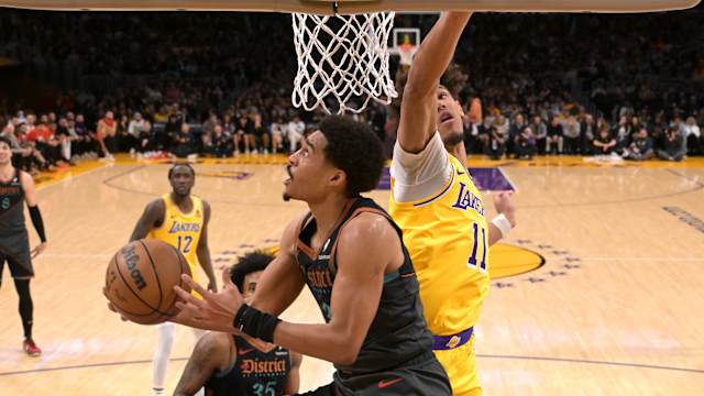 Los Angeles Lakers center Jaxson Hayes (11) defends Washington Wizards guard Jordan Poole (13) in the second half at Crypto.com Arena. 